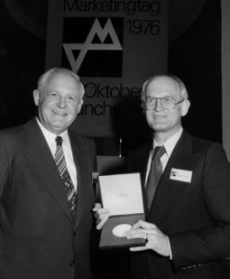История - 1976 Премия по маркетингу
